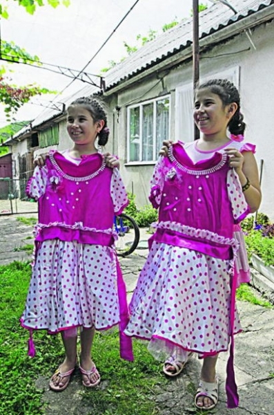 Столица близнецов: украинская деревня, где живут более сотни близнецов

