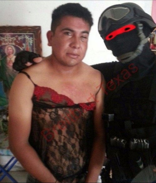 Мексиканский спецназовец издевается над жертвами
