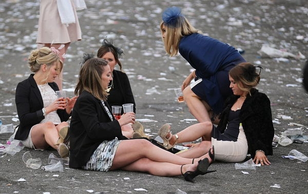 Как британки отпраздновали День Леди в 2016 году: шокирующие фото
