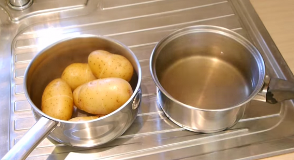 Как быстро очистить вареную картошку?