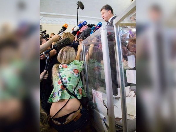 В Сеть выложено фото Порошенко с женскими трусами
