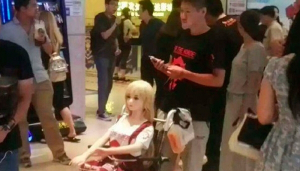 Китаец сводил свою секс-куклу в кино на "Варкрафт"