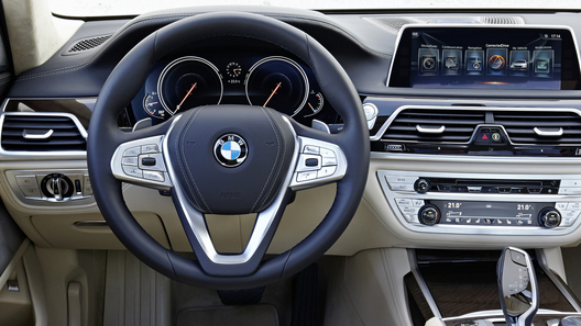 Посчитали-прослезились: спортивный руль для BMW 7 серии