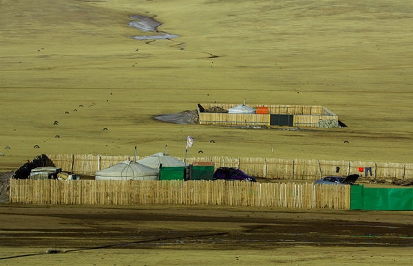 Зачем монголы окружают свои юрты посреди степи забором
