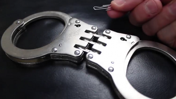 Как освободиться от наручников при помощи обычной скрепки?