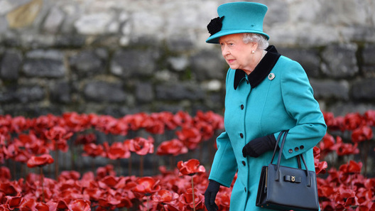 Английская королева распродает суперкары с малым пробегом