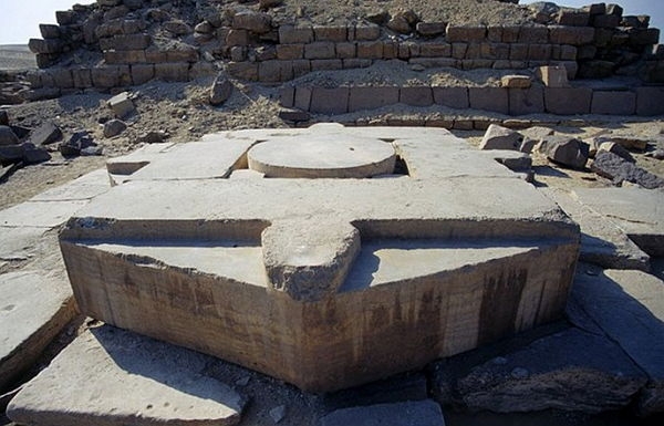 10 древних памятников, которые считаются порталами в другие миры
