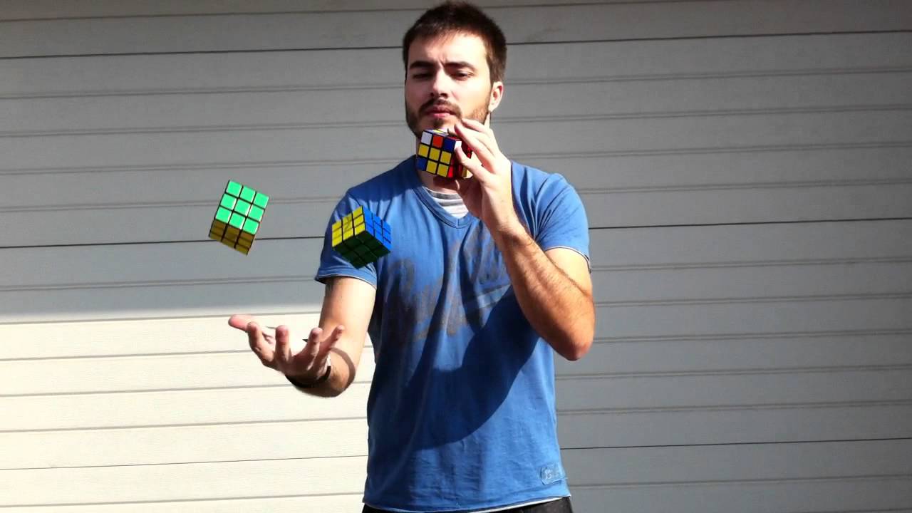 Жонглирует кубиками