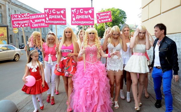 В Петербурге прошел парад блондинок с «живой куклой» и порнорежиссером
