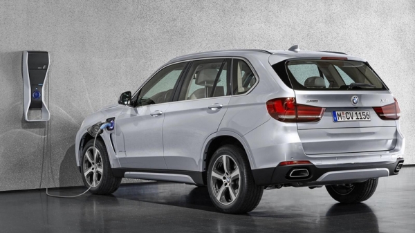 BMW начнет продавать в России гибридные модели