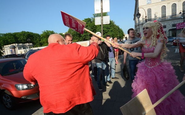 В Петербурге прошел парад блондинок с «живой куклой» и порнорежиссером
