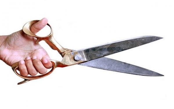 Женщина дважды отрезала член своему мужу ножницами
