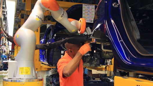 На заводе Ford "умные" роботы будут помогать сборщикам и приносить им кофе