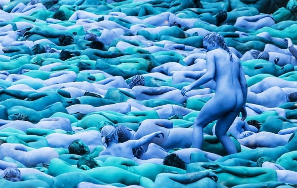 Море из людей: в прямом смысле море из покрашенных синей краской голых людей
