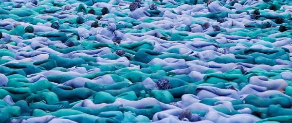 Море из людей: в прямом смысле море из покрашенных синей краской голых людей
