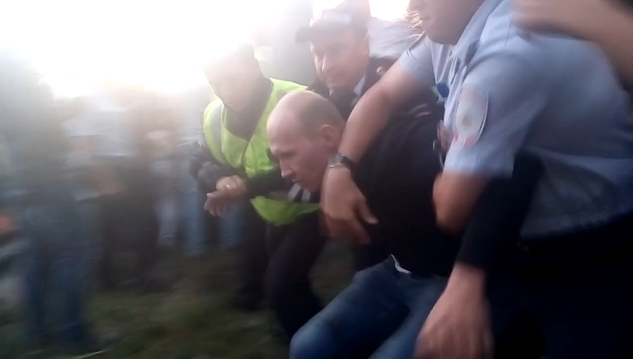 Массовая драка байкеров с полицейскими попала на видео