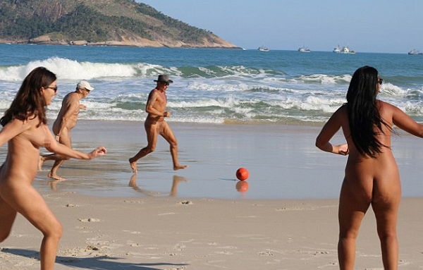 Нудисты устроили "голые" Олимпийские игры на пляже Рио-де-Жанейро.