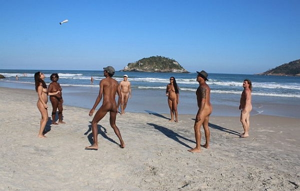 Нудисты устроили «голые» Олимпийские игры на пляже Рио-де-Жанейро

