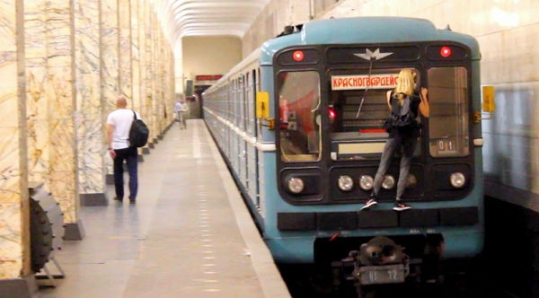 Kobzarro — девушка, которая летает на крыше московских поездов в час пик
