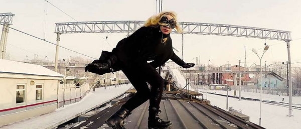 Kobzarro — девушка, которая летает на крыше московских поездов в час пик
