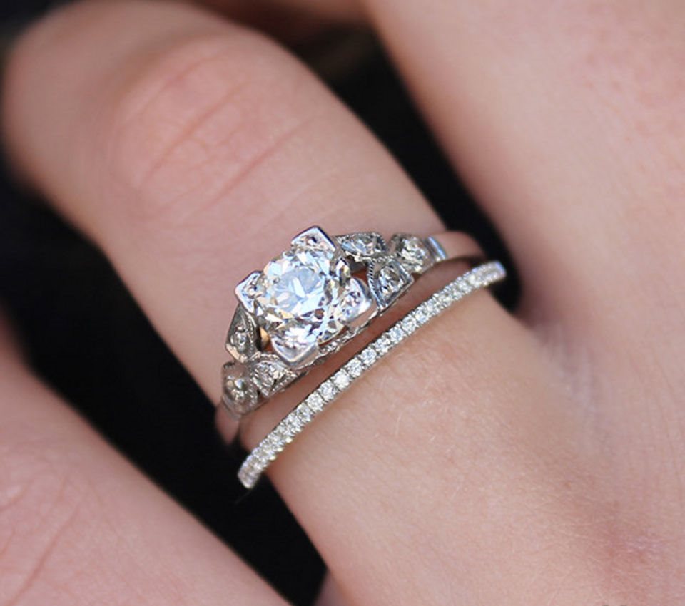 Как правильно носить и помолвочное кольцо