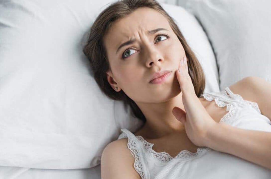 По каким причинам ночью могут болеть зубы