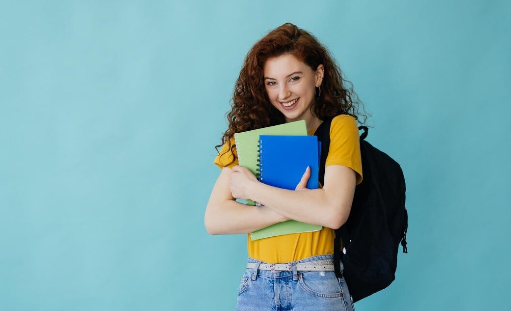https://ru.freepik.com/free-photo/teenager-student-girl-isolated-on-blue-background-posing-with-arms-at-hip-and-smiling_26725785.htm#&position=8&from_view=search&track=ais&uuid=0c28e536-a835-41c2-8155-fc56f3fc20fa