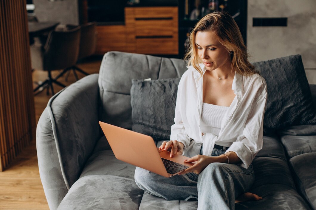 https://ru.freepik.com/free-photo/woman-working-from-home-on-laptop_19971459.htm#fromView=search&page=1&position=15&uuid=daed57f7-f6de-442a-bc34-46e15638d8aa